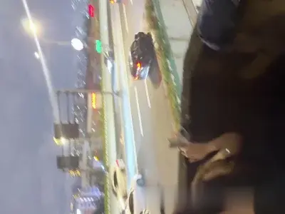 杭州户外激情：高架桥下嫩妹大胆挑战