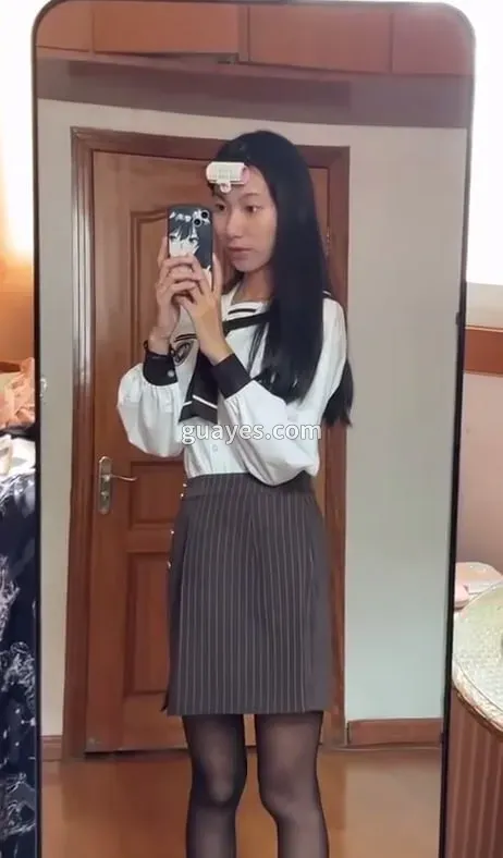 镜子自拍JK制服条纹裙黑丝长发女生拿手机