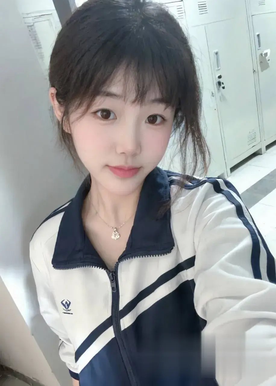 运动服短发学生妹湿身 运动服短发学生妹湿身