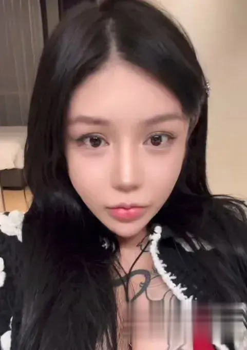 黑长直美女近距离自拍，胸口龙纹身清晰可见