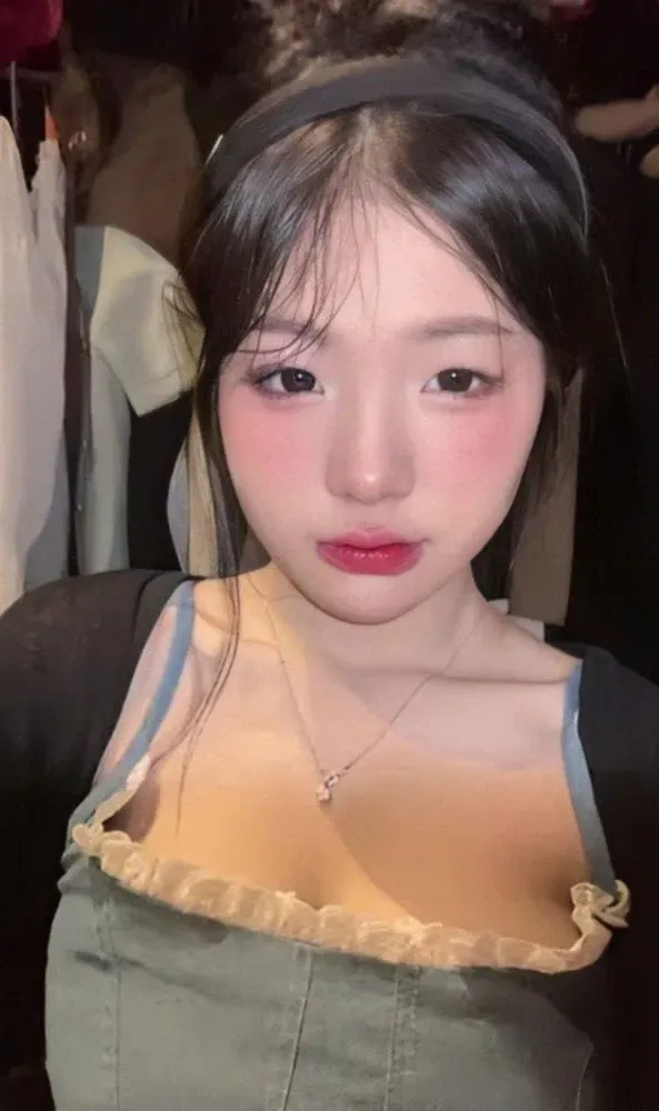 女孩灰色吊带上衣自拍，黑色发带，甜美自然气质