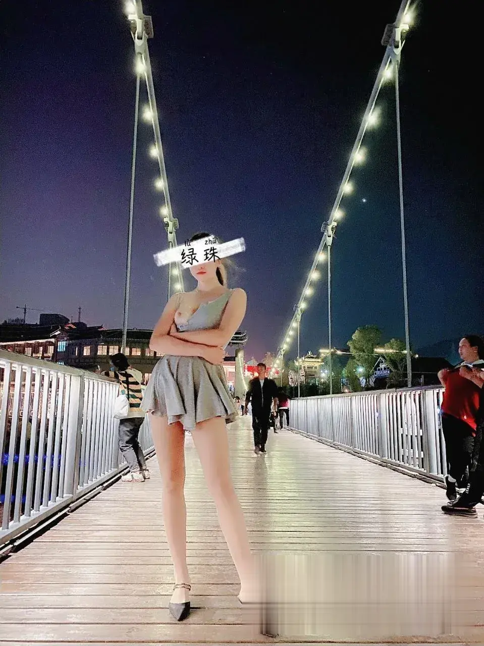 夜桥交叉臂大胆露乳美腿