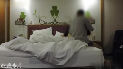 音乐学院嫩妹约会：极品身材与撩人举动