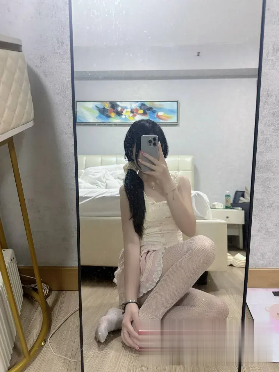 美腿高抬床上倒立挑逗 美腿高抬床上倒立挑逗