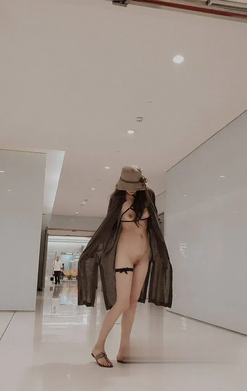 商场开衫黑带全裸走光