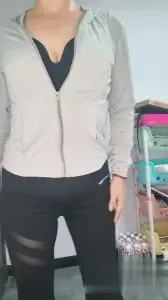 邀请码解锁骚妻自拍，挑逗眼神让人心跳加速