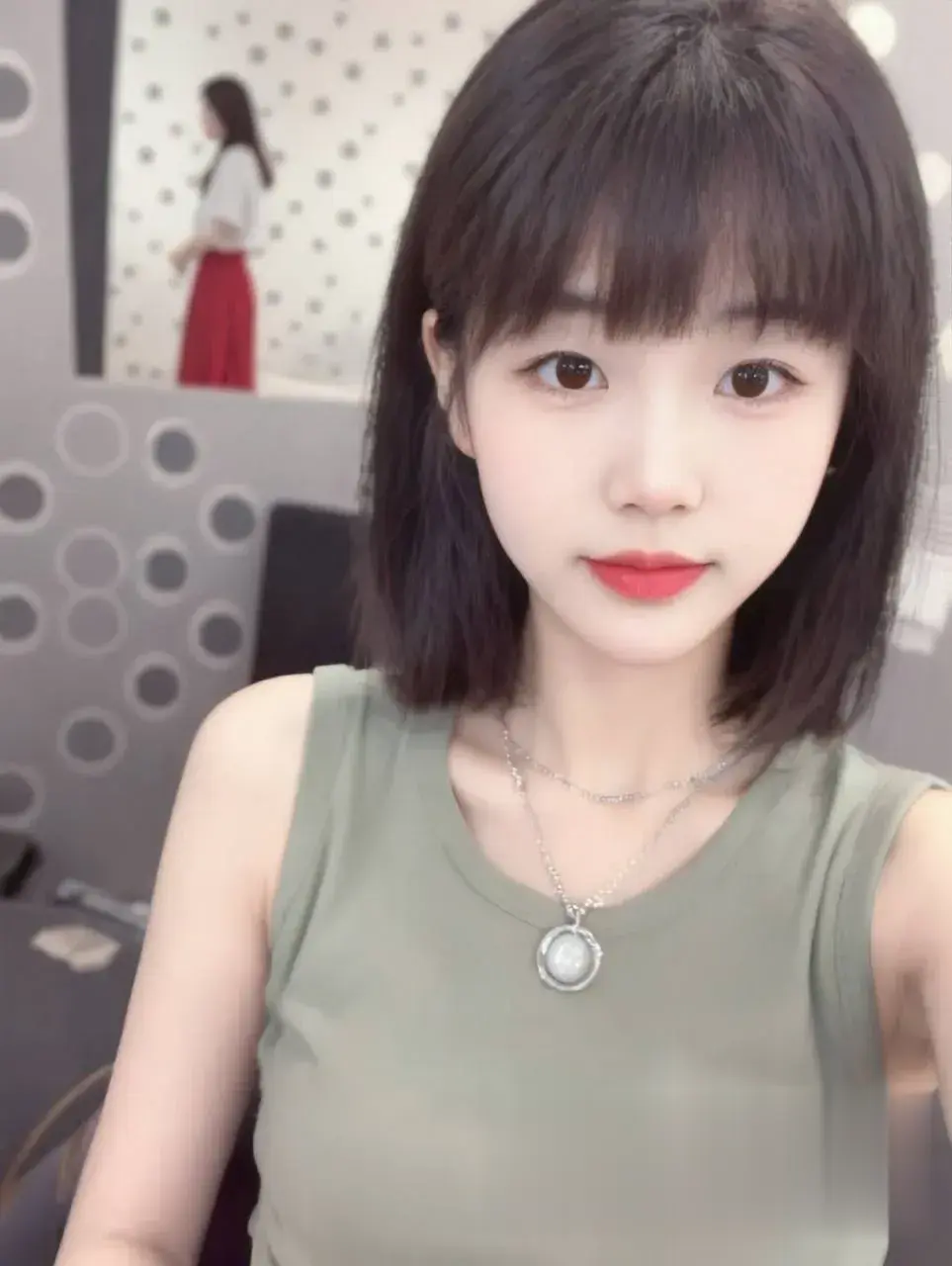 短发绿衣红唇锁骨勾魂 短发绿衣红唇锁骨勾魂