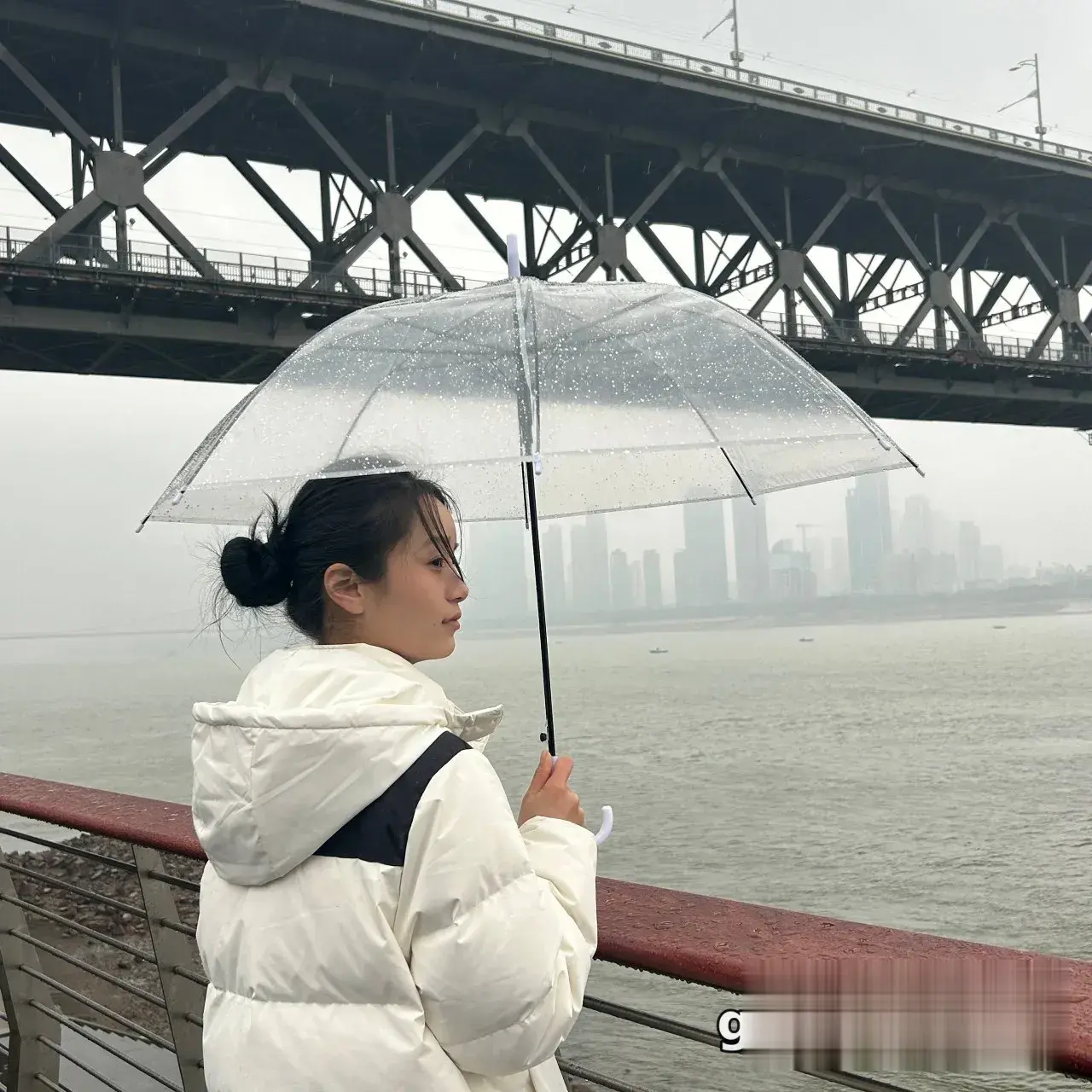 毛主席像前清纯女孩