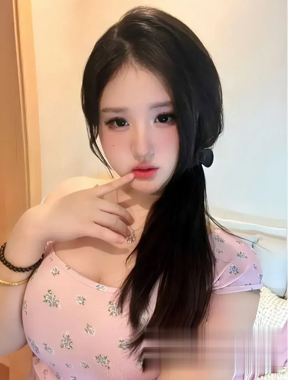 抖音颜值天花板妹子小妍同框掰穴自慰，喷水高潮炸裂