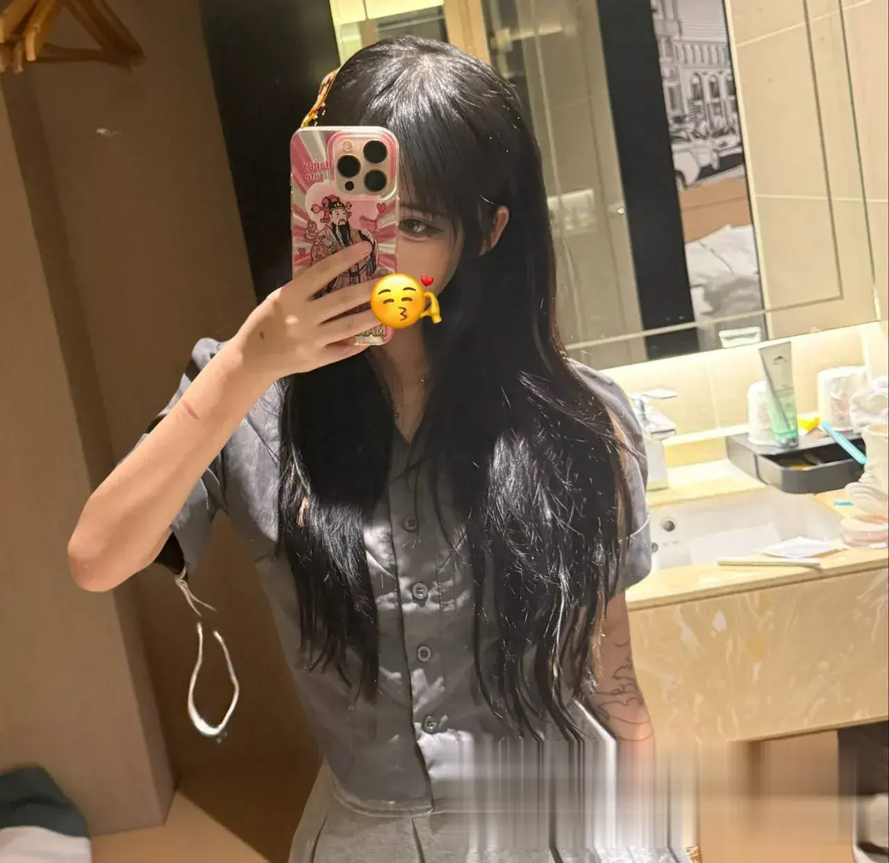 浴室镜中神秘长发遮脸自拍
