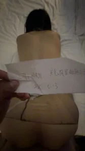 深夜丝袜诱惑：骚妻激情表演