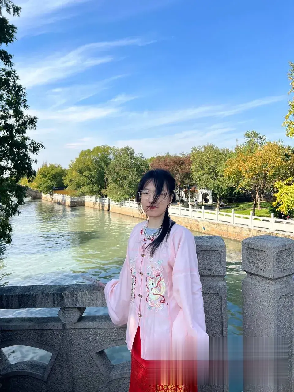 湖桥粉衣红裙风吹发丝乱 湖桥粉衣红裙风吹发丝乱