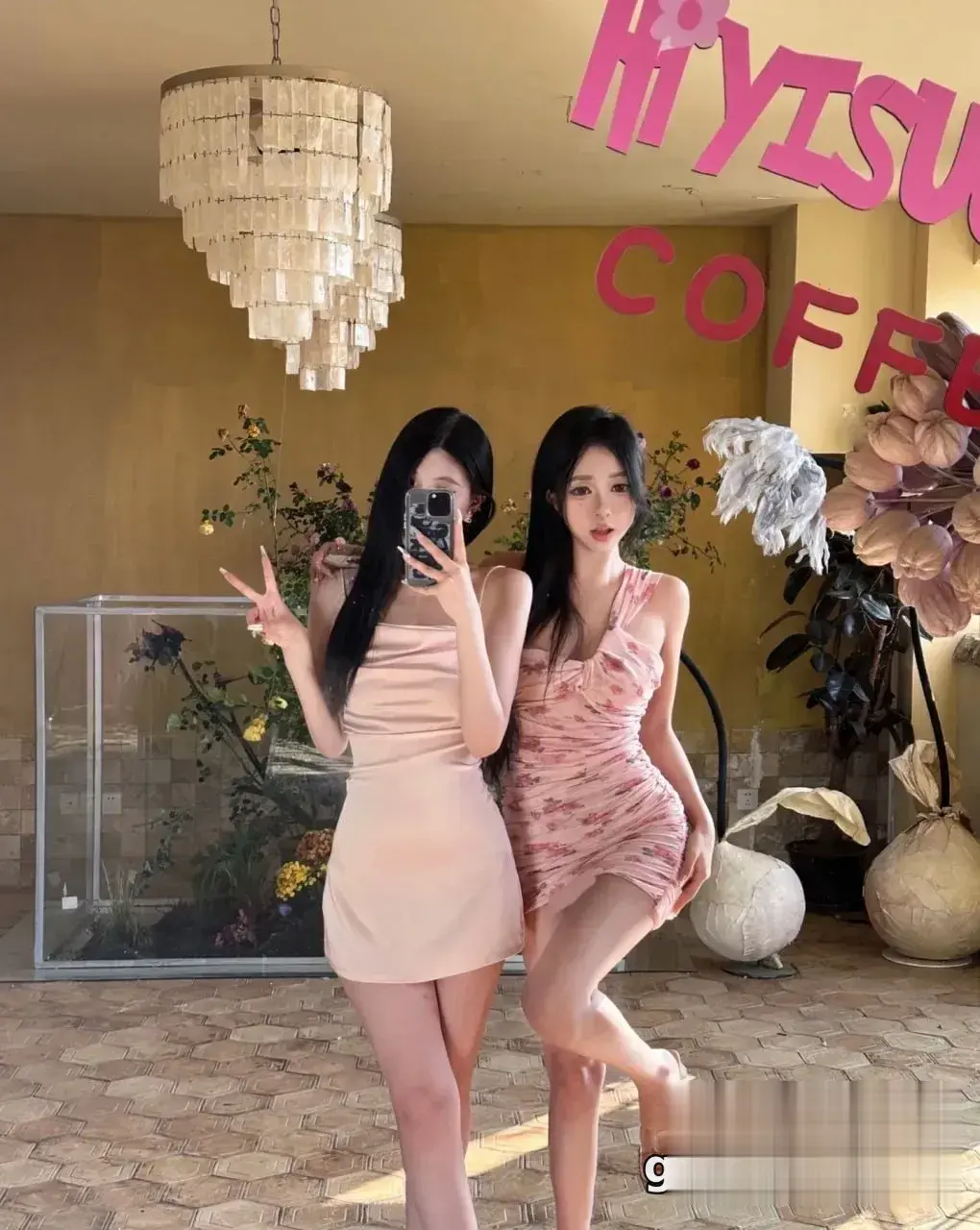 咖啡厅双姝 紧身短裙姐妹花挑逗