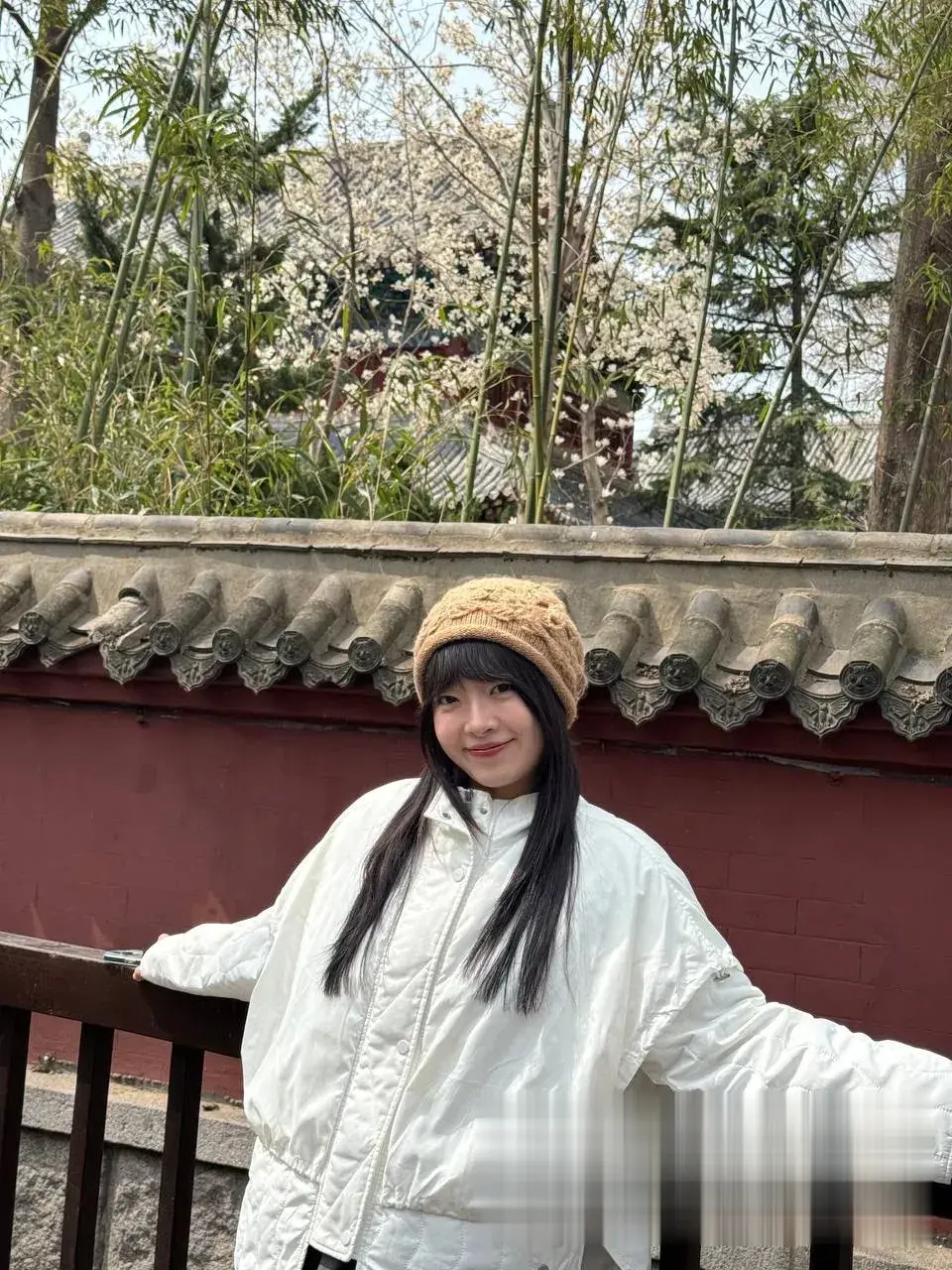 爆乳女友制服诱惑：清纯表情下是无尽的肉感与欲望