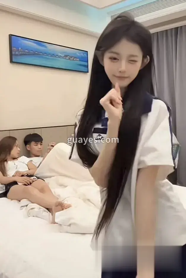 校服长发少女酒店床上自拍，可爱手势与湿润脸蛋，性感身材在床上诱惑拉满