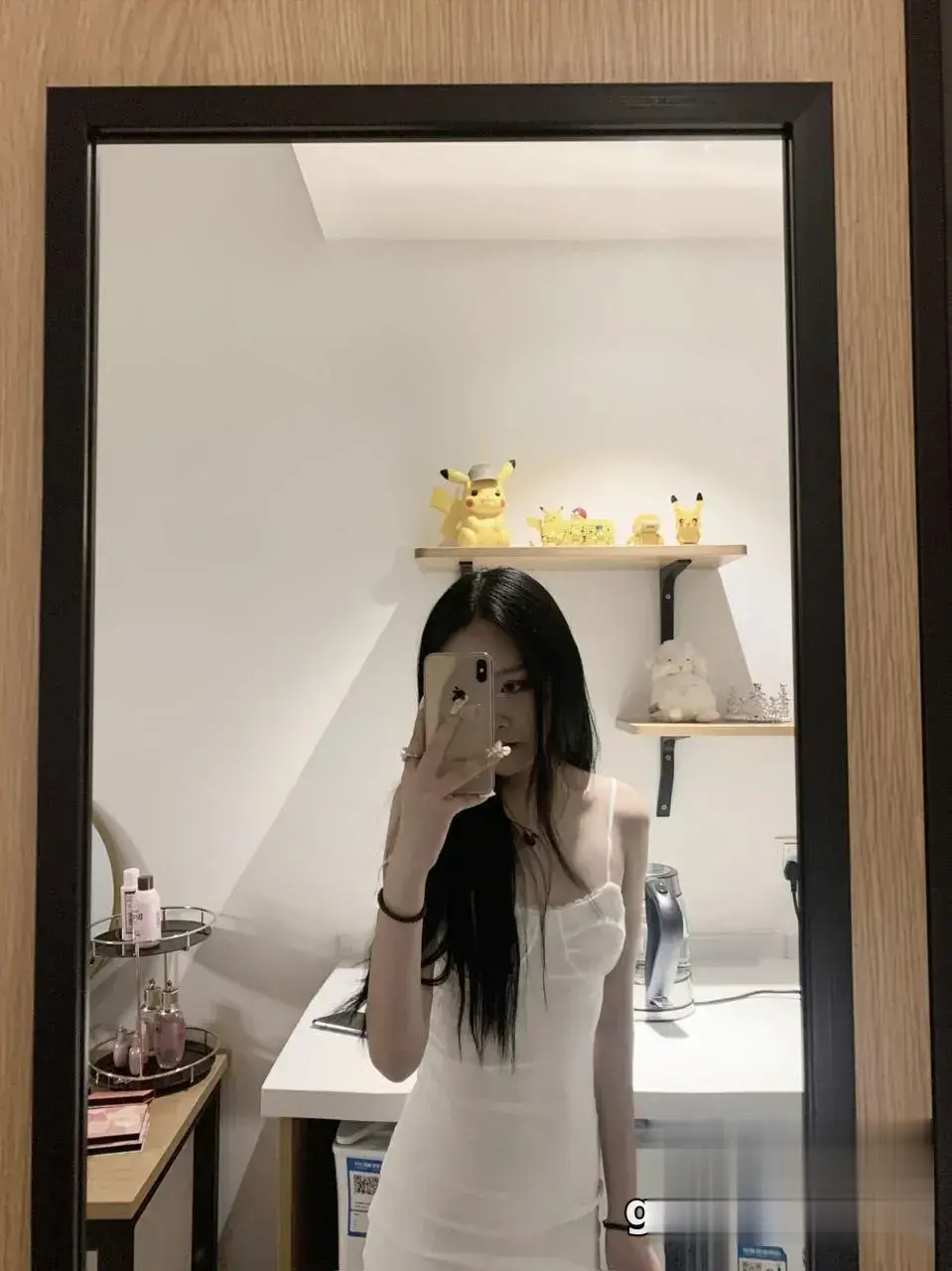 性感白裙镜拍皮卡丘房诱惑