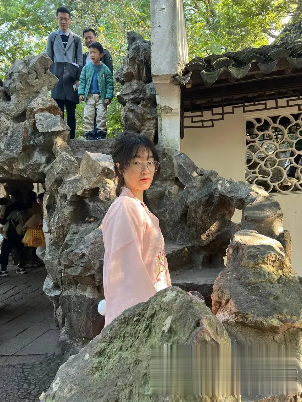 古风园林女教师夜晚私密变身：红裙跳蛋内射式自慰