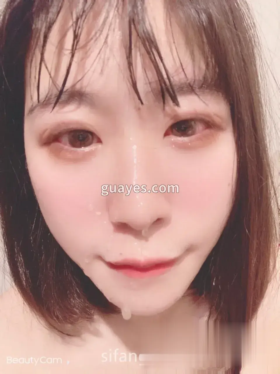 特写美女脸上全是精液，湿润嘴唇和表情太犯规，淫荡高潮后的样子让人血脉喷张