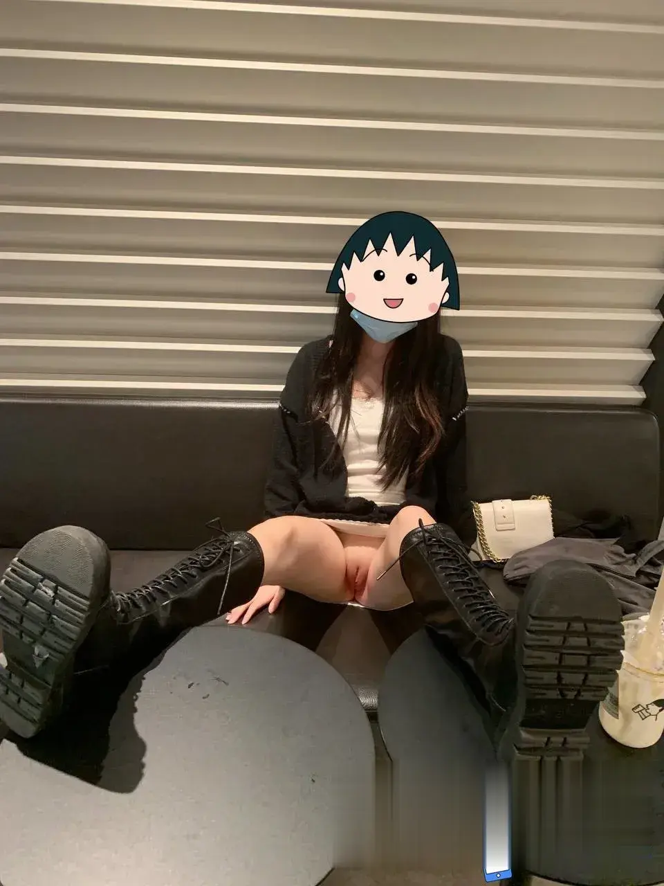 沙发长靴开腿露逼 沙发长靴开腿露逼