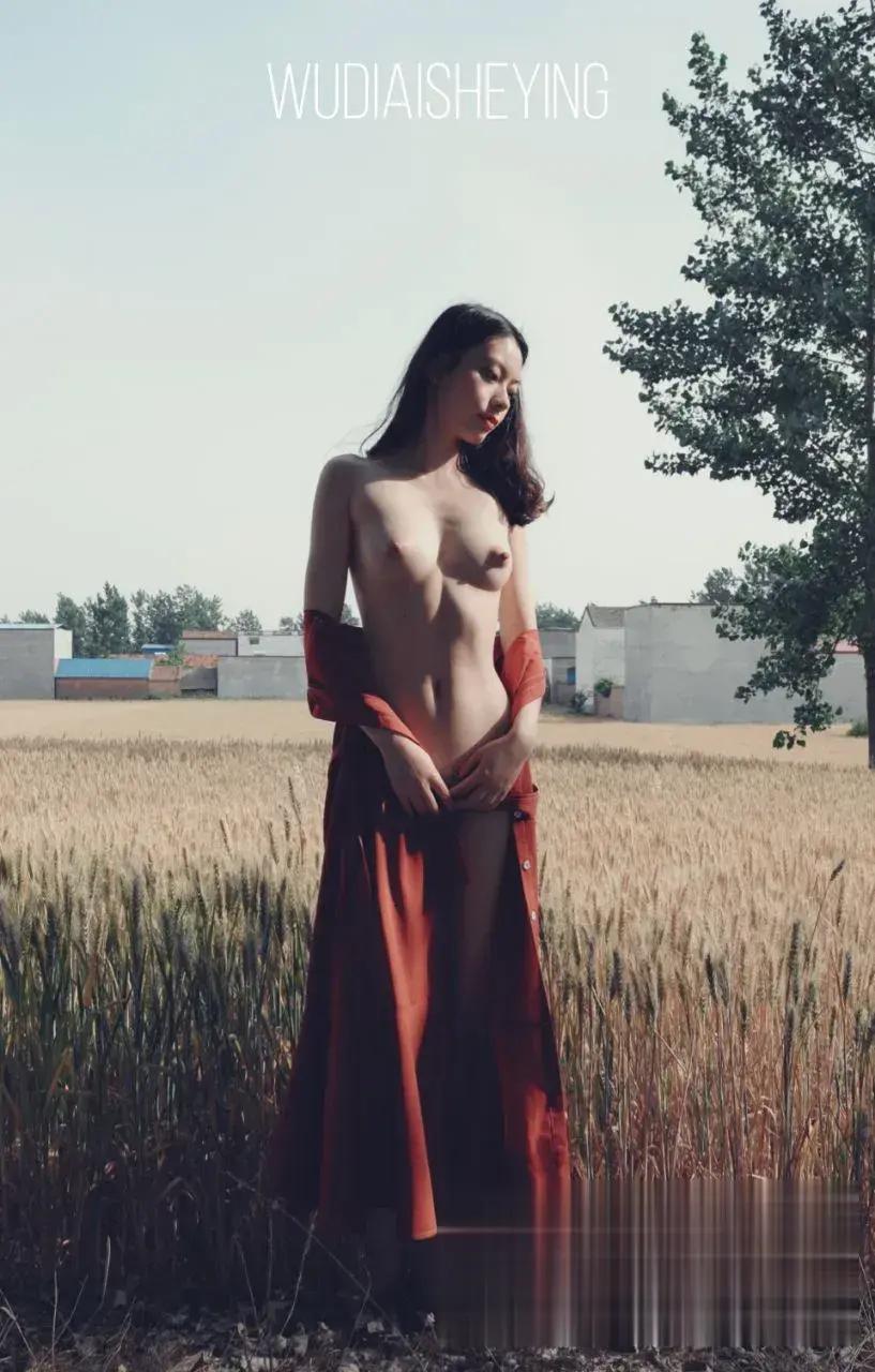 麦田半脱红裙傲挺双乳