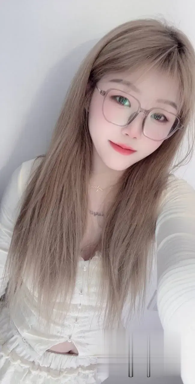 被锁骨项链勾走神的邻家女孩：清纯外表下的失控欲望