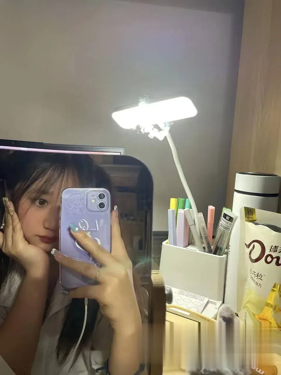 书桌前美甲娇羞自拍撩拨 书桌前美甲娇羞自拍撩拨