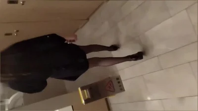 周末商场约炮：黑丝少妇女厕极限挑战