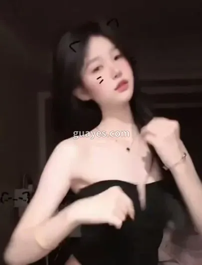 黑吊带长发少女猫耳滤镜自拍，性感肩带与锁骨诱惑，湿润眼神直击欲望