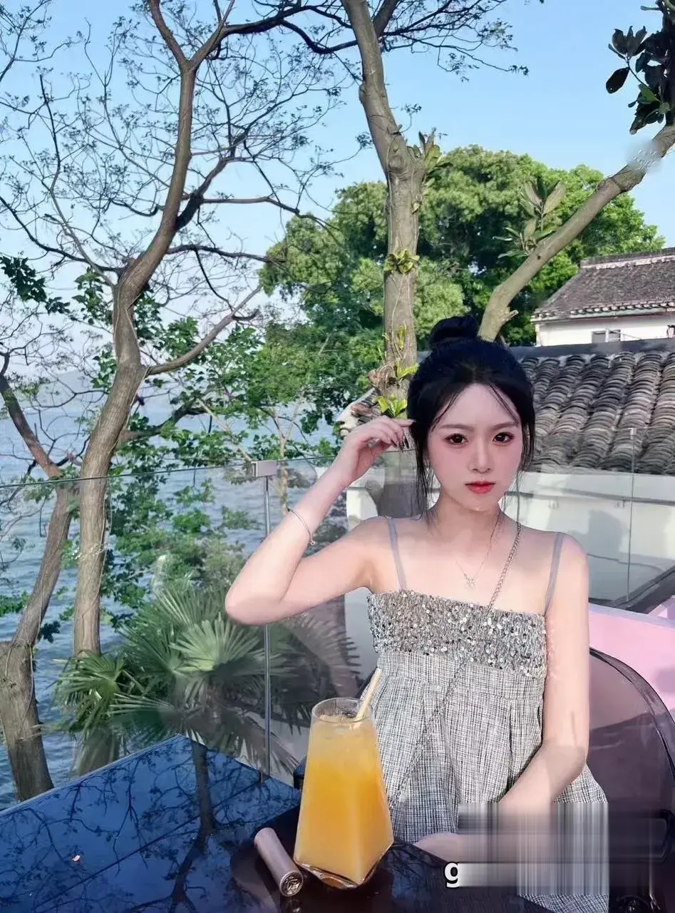 湖畔橙汁美人风情优雅诱惑