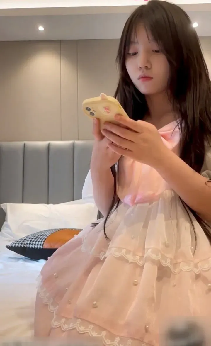 粉色纱裙长发床上玩手机，甜美可爱日常自拍