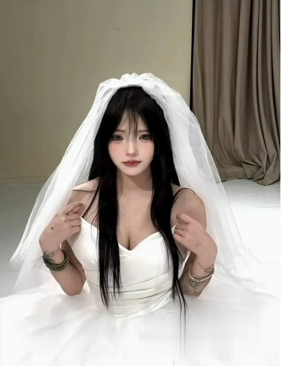 白婚纱跪姿丰满新娘禁欲