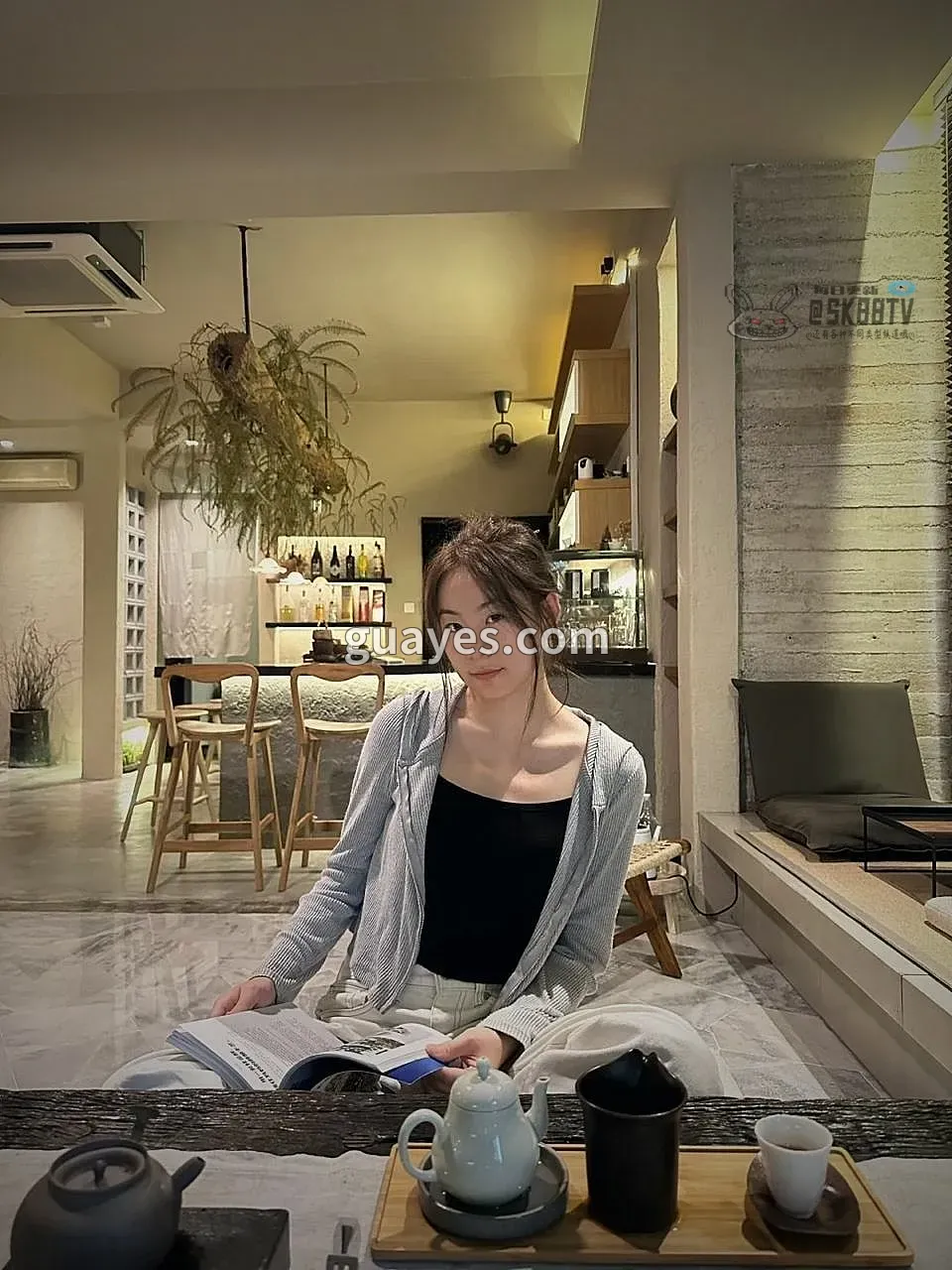 家居书香长发美女地板坐姿，条纹外套与黑背心，温柔气质与诱人曲线