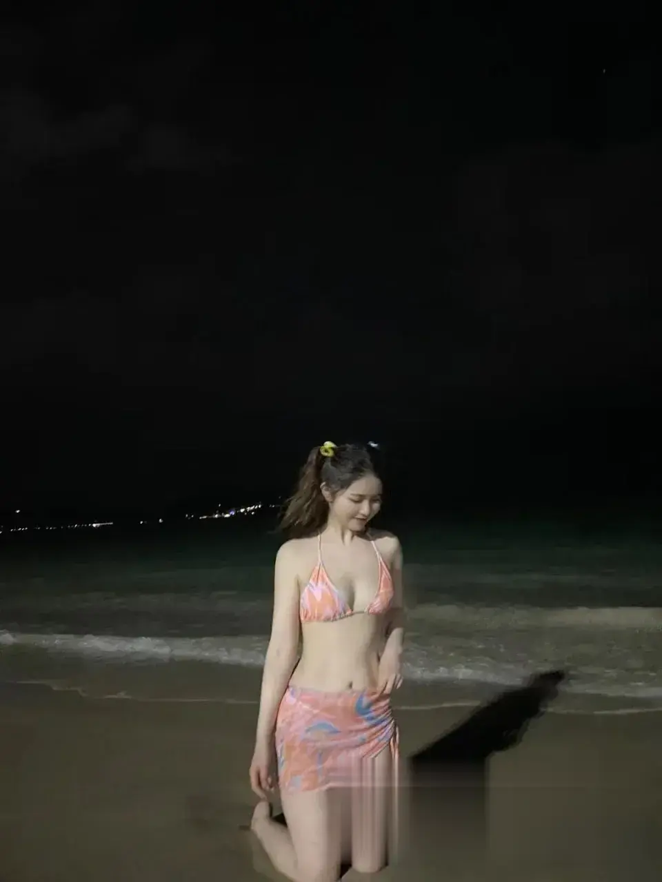 夜海滩湿身比基尼 火辣身材