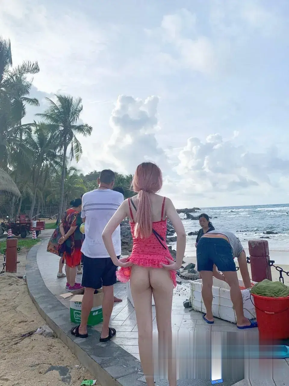海边粉裙露臀风情 海边粉裙露臀风情