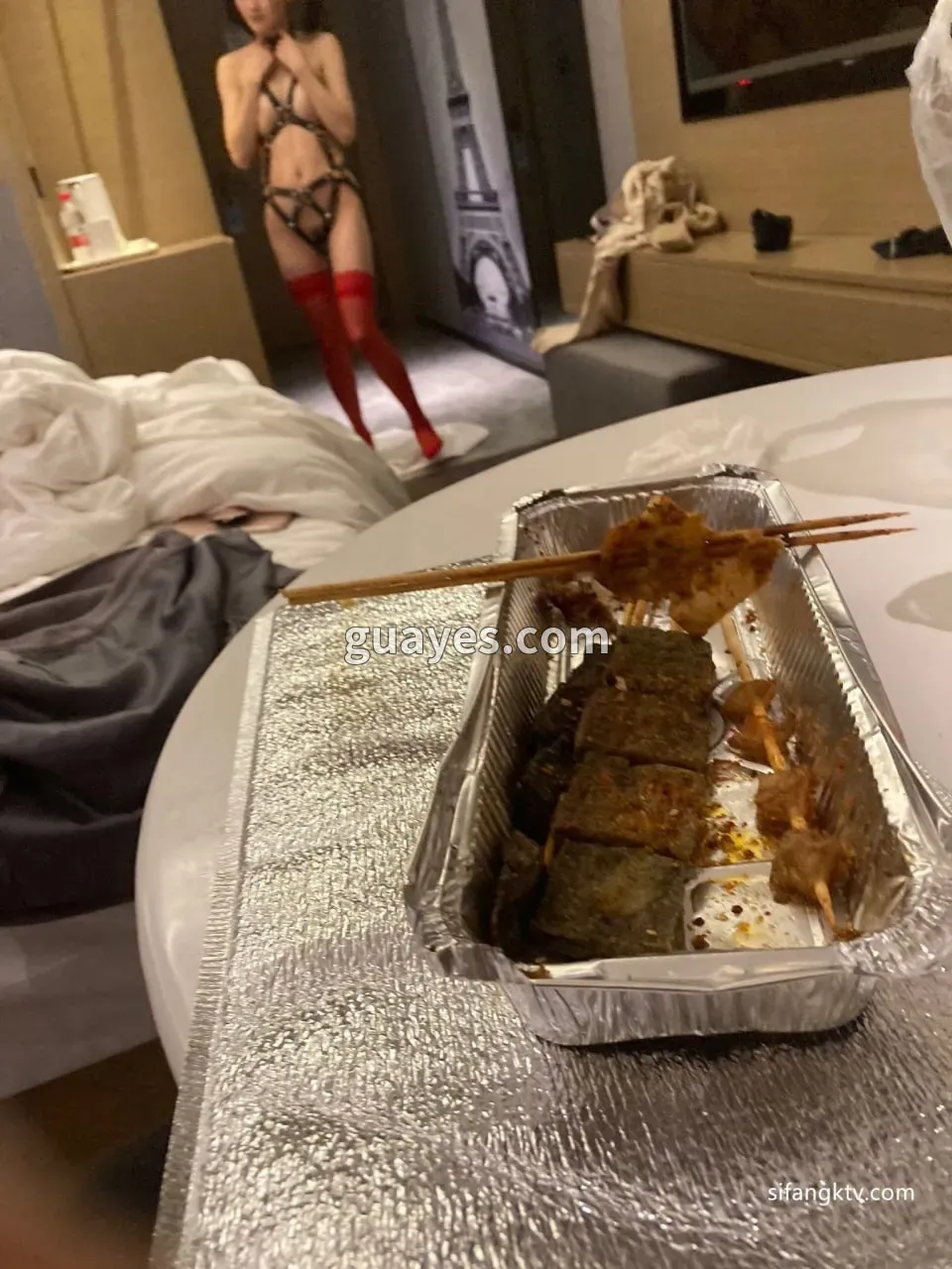 红丝带捆绑情趣背景 酒店桌前全裸吃东西大胆诱惑