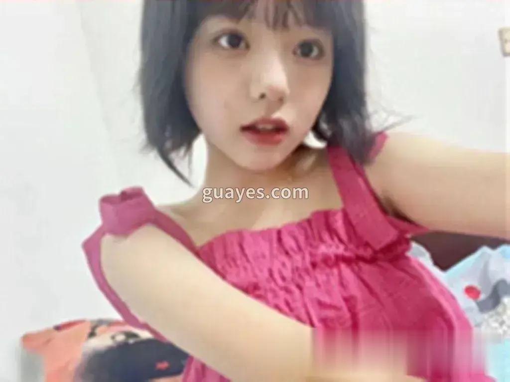双人自拍清纯少女，黑色短发与十字架项链下的日常可爱模样藏着小骚气![qww.webp