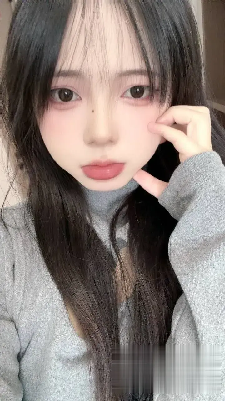 对视软萌红唇勾魂眼神杀