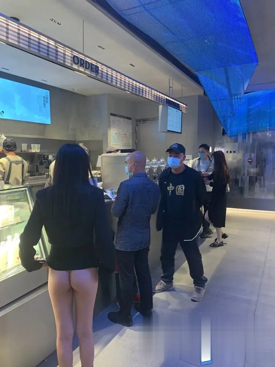 奶茶店露臀排队中 奶茶店露臀排队中