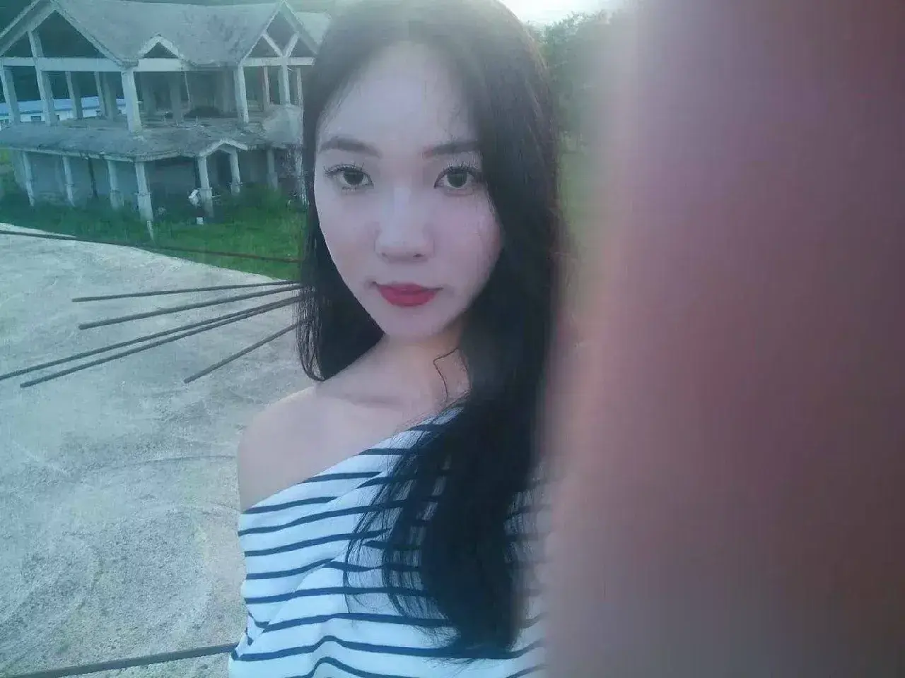 长发美女自拍甜美脸蛋勾魂眼神