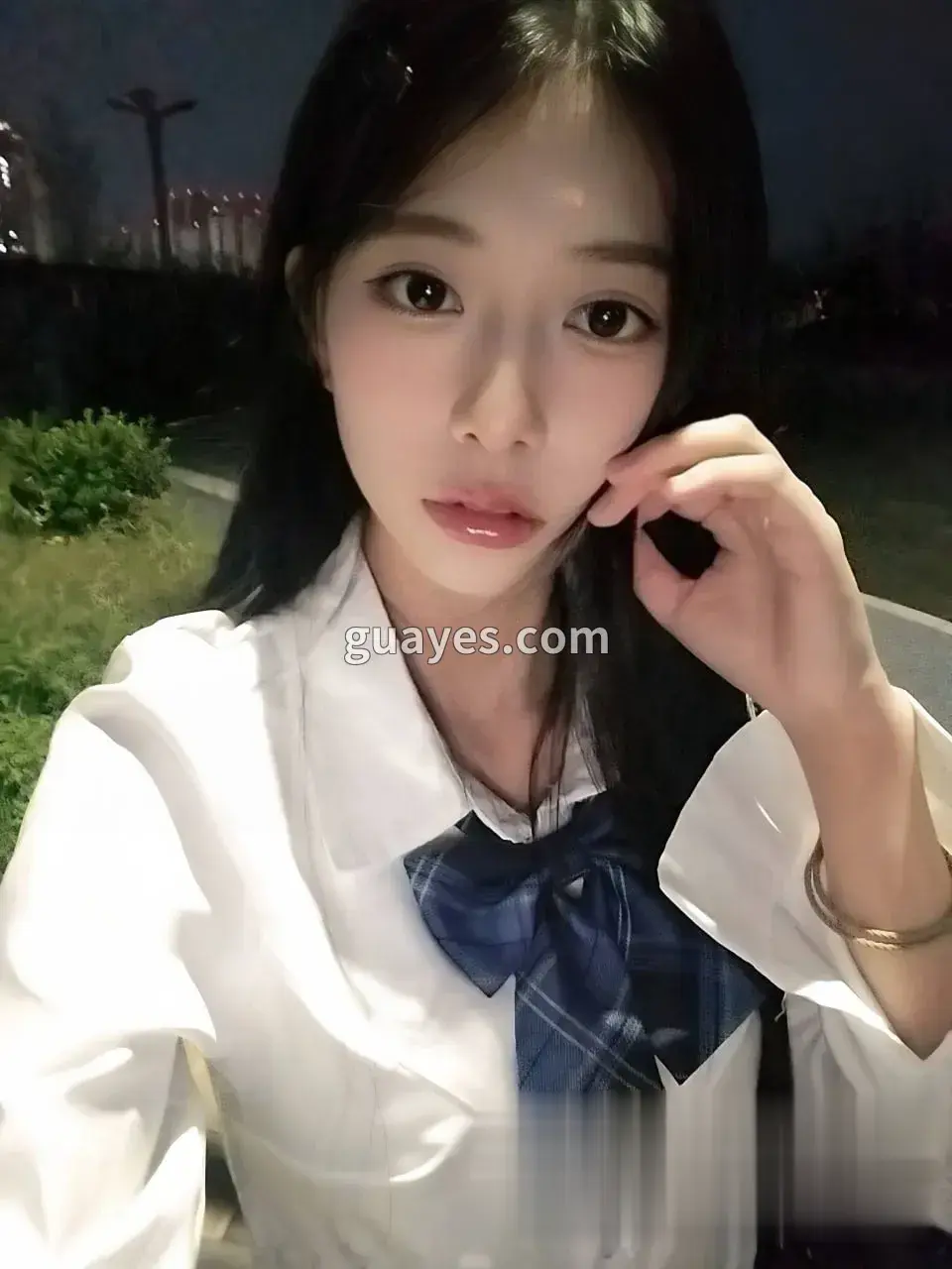 夜色白衬衫蝴蝶结少女，手指轻抚脸庞，纯欲眼神下藏着想被脱光猛操的骚浪