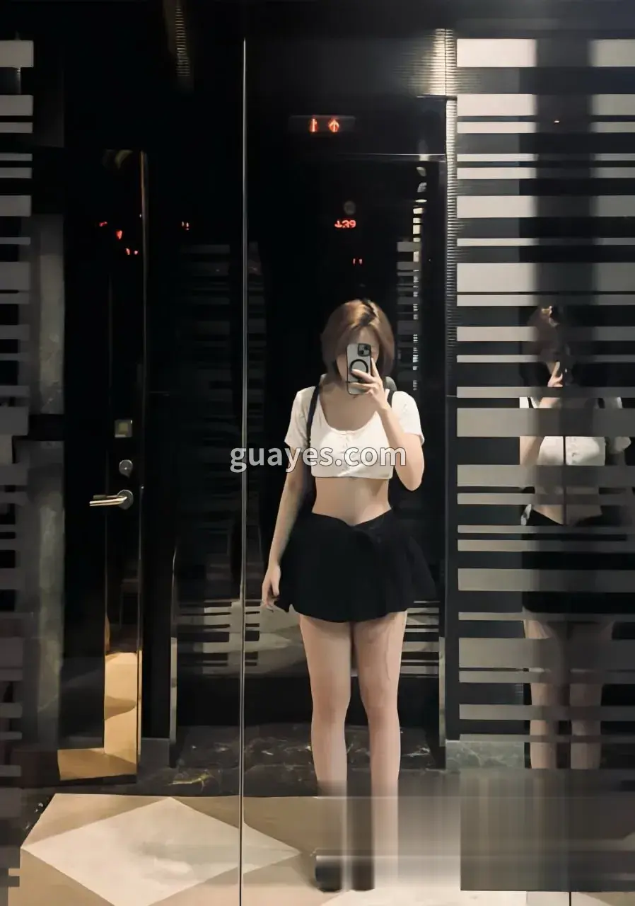 电梯镜子前短裙露脐少女，纤细腰身和修长美腿正等着被按在镜子上疯狂抽插
