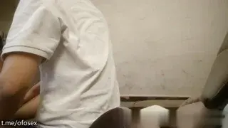 按摩美女骑身磨蹭：隔裤挑逗，掏奶撩人欲火