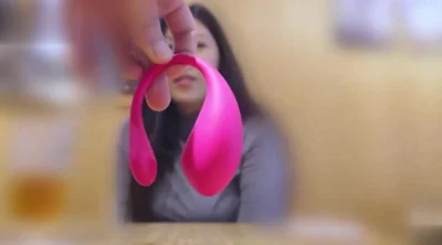 H杯巨乳女神在人群中失控高潮：遥控跳蛋的刺激大揭秘