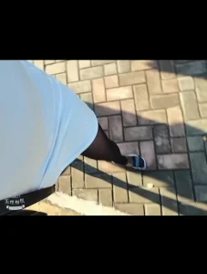 街头挑战：吓跑路人后成功口射另一个