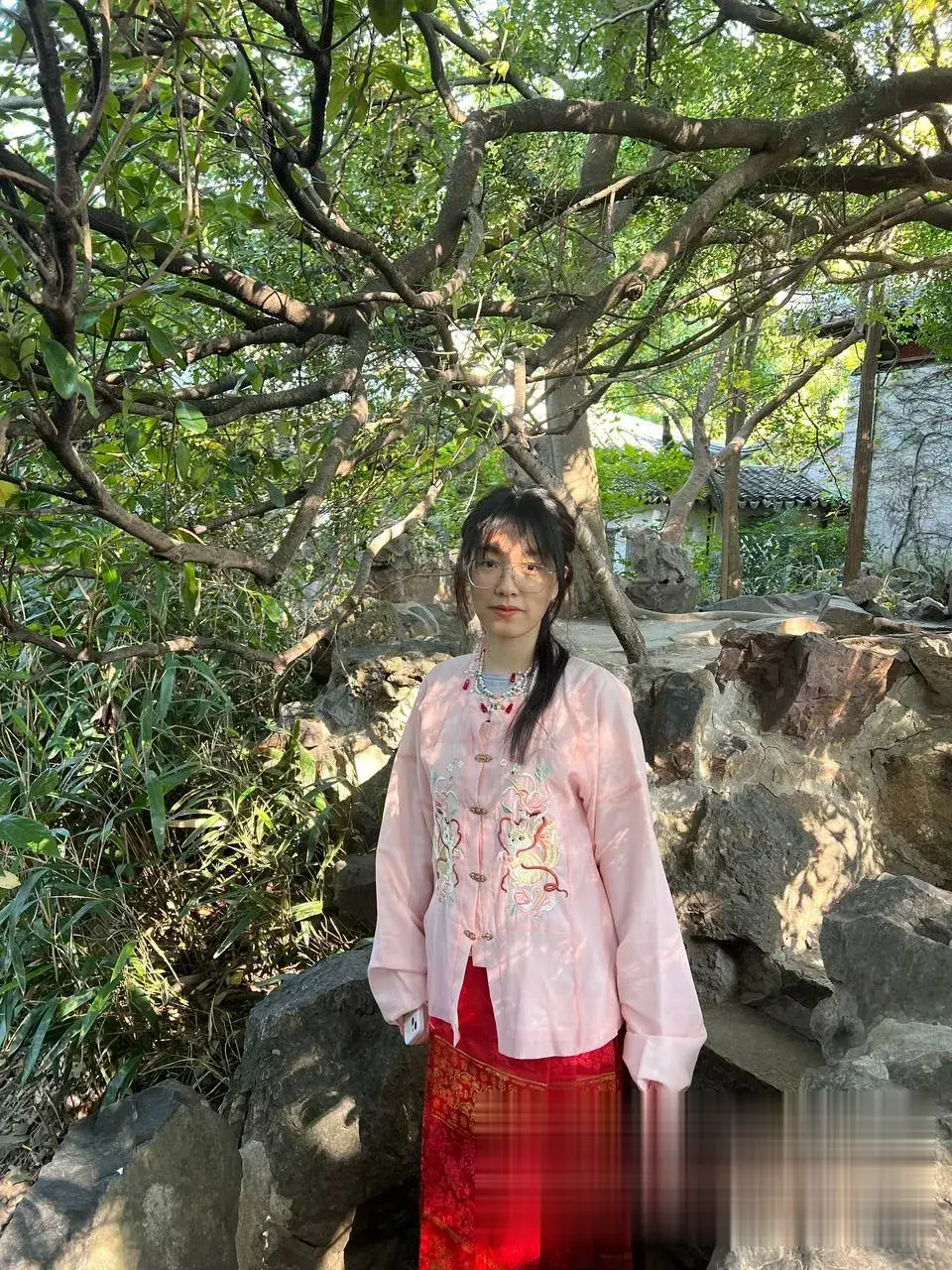 绿荫下粉衫红裙娇艳欲滴 绿荫下粉衫红裙娇艳欲滴