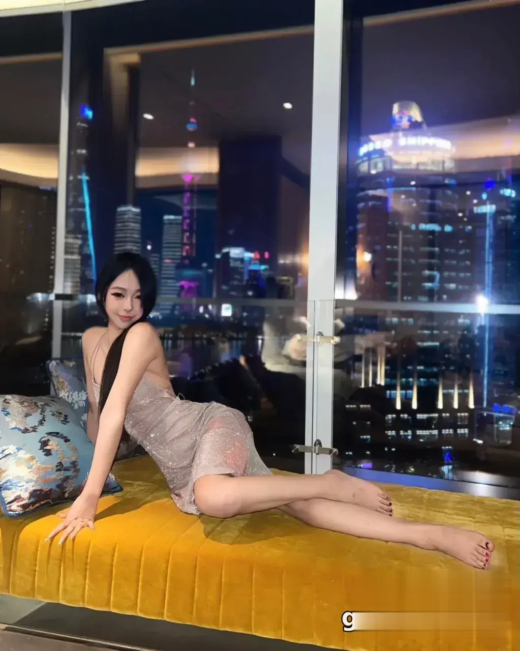 黄沙发夜景 极品长腿横躺勾魂
