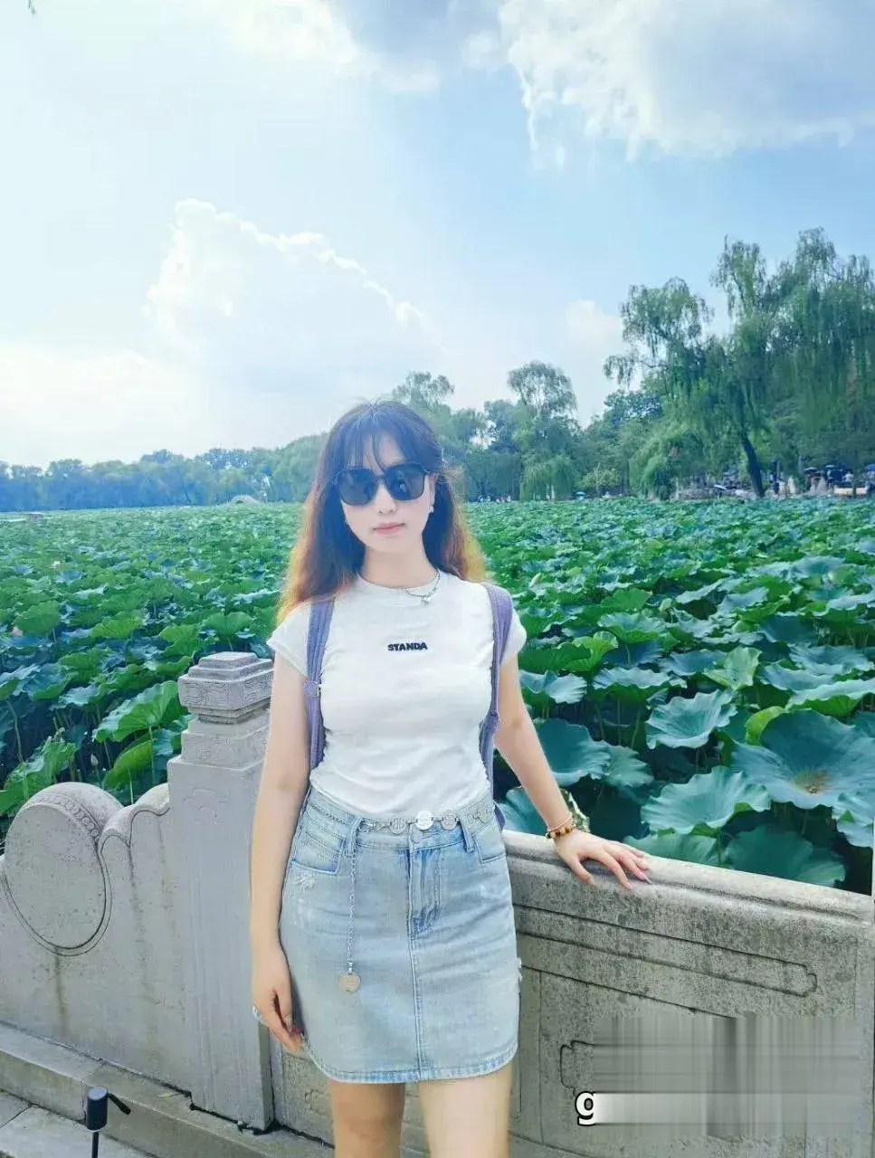 长发美女沙滩跪坐挑逗，低角度灯光下彻底放开