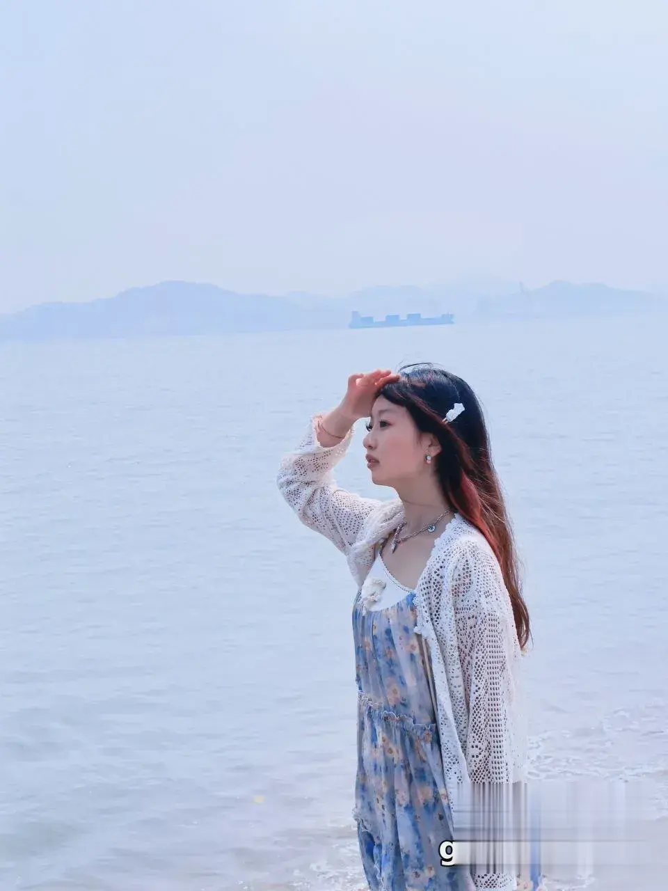 长发美女海风中手遮额头眺望，湿身薄纱下曲线毕露饥渴难耐