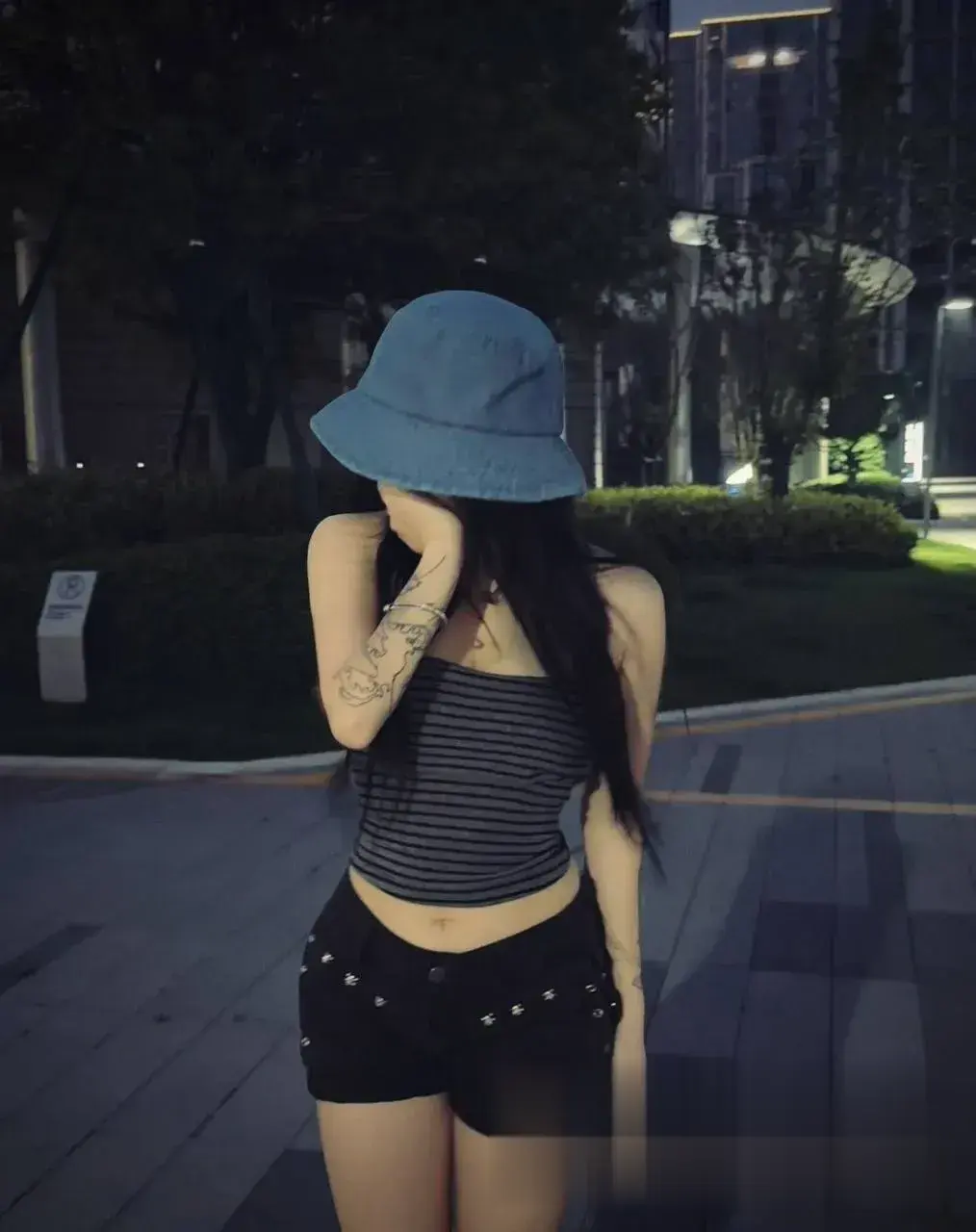 夜色渔夫帽下遮脸翘臀撩人