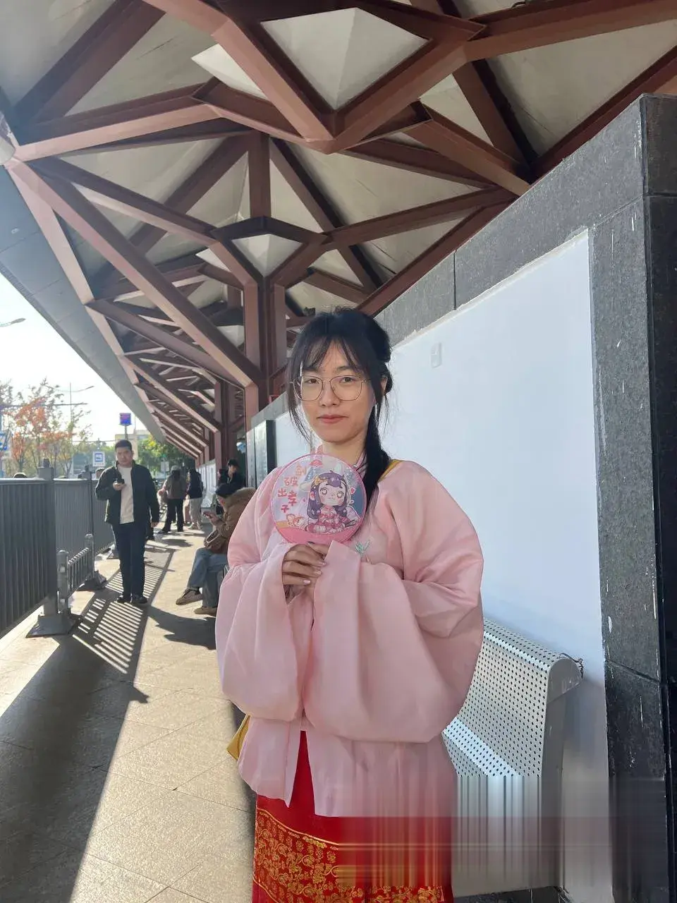 廊桥下持扇粉衣甜美诱 廊桥下持扇粉衣甜美诱